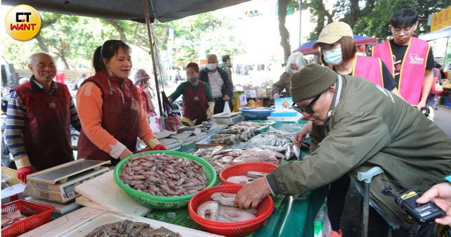 鄭老先生為人海派熱情，在市場深受歡迎，與攤商互動宛如朋友般熟絡。（圖／趙世勳攝）