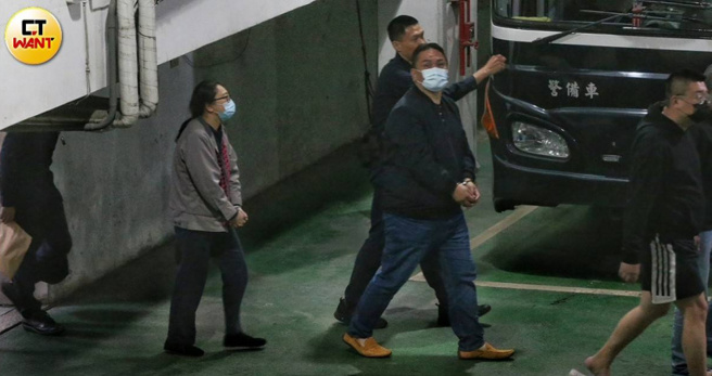 台北市議員陳重文（左2）遭台北地院裁定收押禁見，戴手銬走向囚車，左1為虐死剴剴的劉姓保母。（圖／CTWANT）