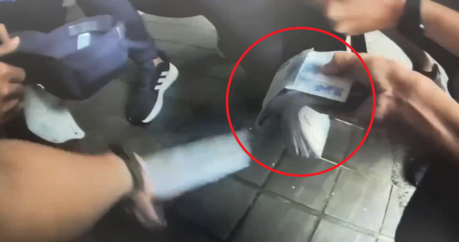 大安分局警方查扣大量赃款。（翻摄画面）