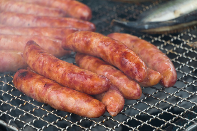 食安專家表示，吃香腸配大蒜可以降低罹癌風險。（圖：shutterstock／達志）