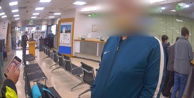 经过芦竹分局警方劝说后，及时帮蔡男保住215万元血汗钱。（翻摄画面）