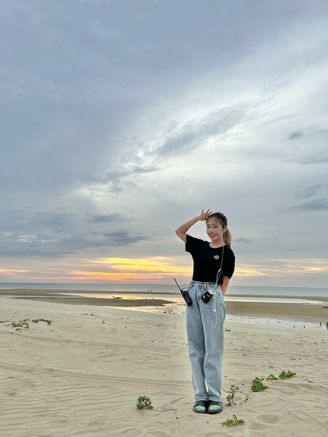 雙胞胎妹妹忻怡於海南島跟組拍攝節目《哎呀好身材》工作照。(照片/廖忻怡提供)