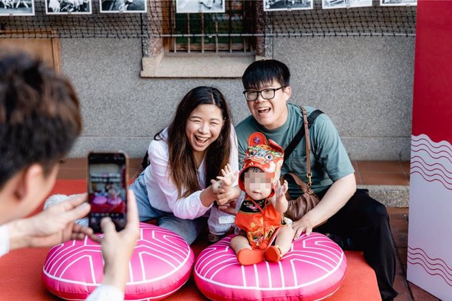4月5日至7日高雄紅毛港園區像迎來一年一度的童玩節系列活動，除了推出多項親子趣味體驗活動，也歡迎「鴻兔寶寶」前往做度晬。（高市文化局提供／楊舒婷高雄傳真）