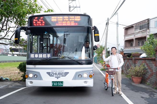 竹北市公所最近为竹北市免巴换上新装，除希望可以提高载客率外，也善用空间作为活动讯息布告。（竹北市公所提供／邱立雅竹县传真）