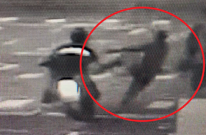 過馬路竟回頭猛踹，酒醉男子慘摔，所幸騎士「超穩」的穩住機車。（翻攝畫面）