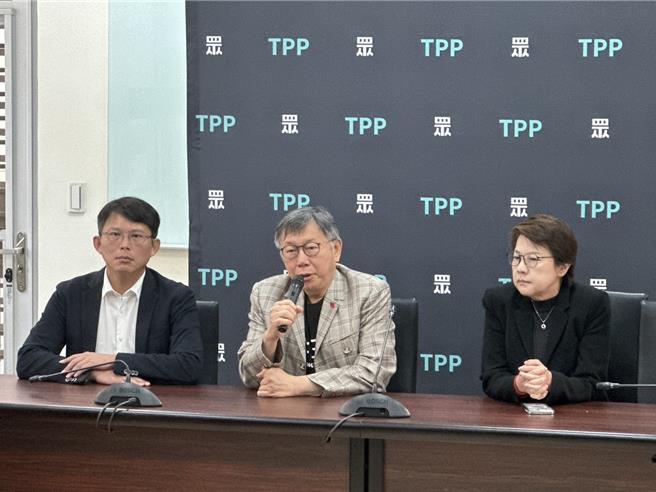 民眾党主席柯文哲（中）今（22）日接受媒体联访。（杨亚璇摄）