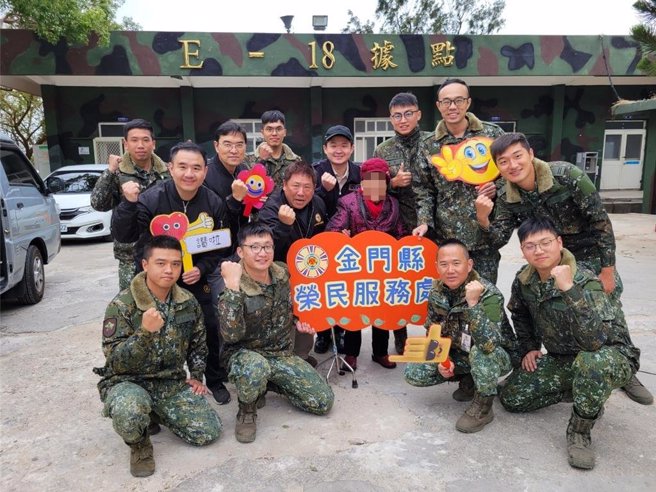 高齡86歲的823榮民楊阿嬤(中)長年受金防部馬山駐軍定期送餐與關懷，日前在榮服處人員陪同下特地攜帶水果禮盒前往部隊表達謝意，場面溫馨感人。(圖／金門縣榮服處提供)