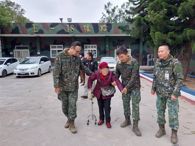 楊阿嬤(左二)很感謝部隊官兵每天不辭辛勞的前往送餐，他們就像自己的孫子一樣，看到他們倍感窩心又溫暖。(圖／金門縣榮服處提供)