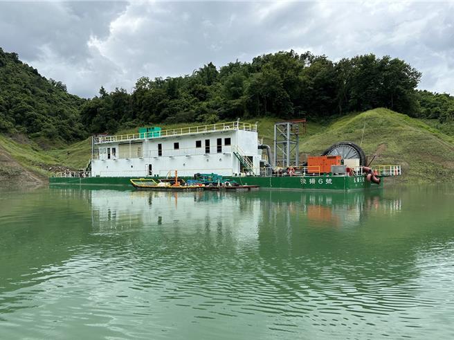 曾文水庫正進行第四期抽泥作業，圖中抽泥船與鴻欣公司無關。（南水局提供／寶智華台南傳真）