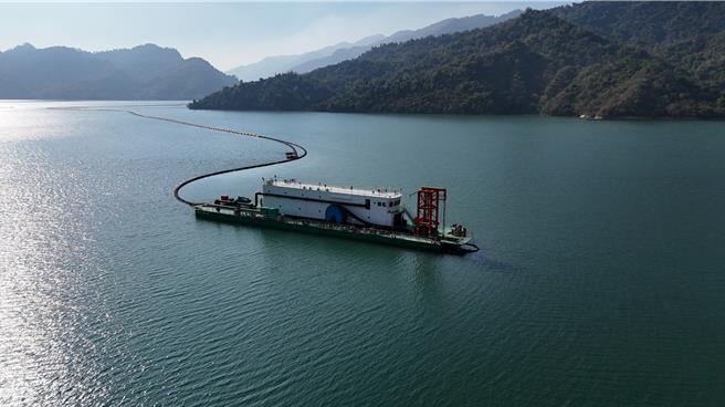 目前正進行第四期抽泥作業，圖中抽泥船與鴻欣公司無關。（南水局提供／寶智華台南傳真）