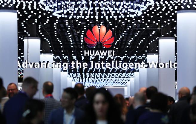 在西班牙举行的2024年世界移动通信大会上，人们参观华为展台。 （摘自新华社）