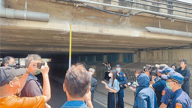 仁武一处高速公路下方涵洞遭游览车撞上酿1死意外，因事发地为慢车道限高仅2公尺，高雄市交通局考虑增设警示牌面及限高架，但考量一旁有高公局重机械场地，仍在研议中。（本报资料照片）