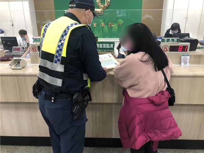 台中市赖姓女子到合库帮母亲匯150万元互助会钱，因金额庞大有违常理，经警员即时分析，让赖女打消匯款。（警方提供／王煌忠台中传真）