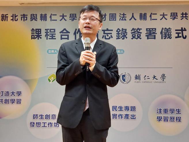 新北市教育局長張明文今（22 )日受訪表示，學校會積極關懷陪伴，教育局也會用全市資源關懷師生。（陳慰慈攝）