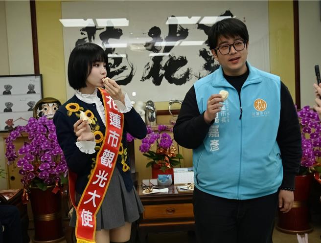 市長魏嘉彥（右）邀馬來西亞籍女星林明禎擔任觀光大使，兩人相見歡。（花蓮市公所提供／王志偉花蓮傳真）