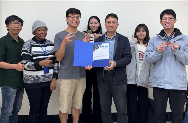 國立中山大學環境工程研究所副教授張耿崚（右三）與研究團隊將農業廢棄物轉化為奈米纖維素，獲得2023 IWIS國際華沙發明展金牌獎。（國立中山大學提供／袁庭堯高雄傳真）