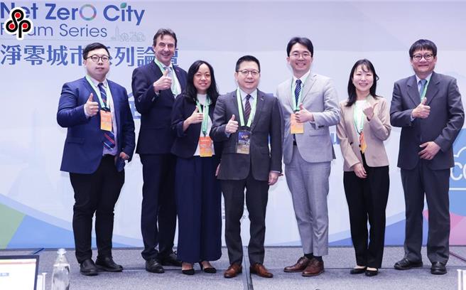 全球碳市场论坛21日在台北举行，伦交所能源转型分析师靳博阳（左起）、德国排放署(DEHSt)联邦环境署第五处处长Jurgen Landgrebe、新加坡CIX市场总监吴佳佳、台湾碳交所董事长林修铭、总经理田建中、日本东交所碳信用市场课长川久保佐记及永智顾问总经理石信智出席探讨碳交易市场。（图／陈俊吉摄）