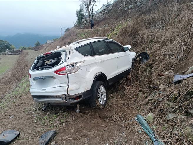 台北男不明原因衝撞台东利稻农场护栏连人带车坠落深坡死亡。（关山警分局提供／蔡旻妤台东传真）