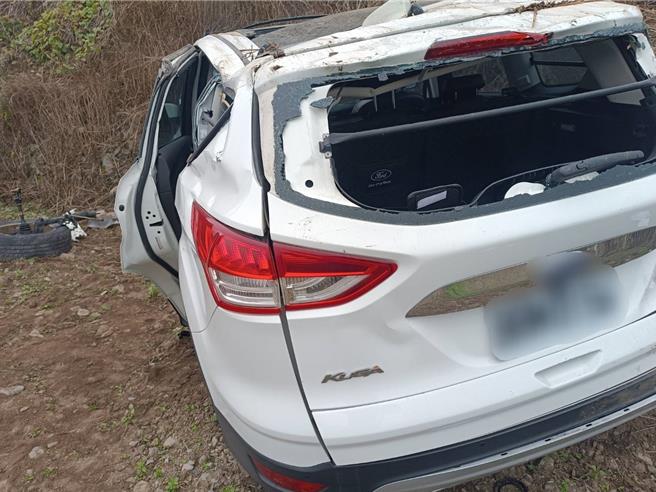 台北男不明原因衝撞台东利稻农场护栏连人带车坠落深坡死亡。（关山警分局提供／蔡旻妤台东传真）