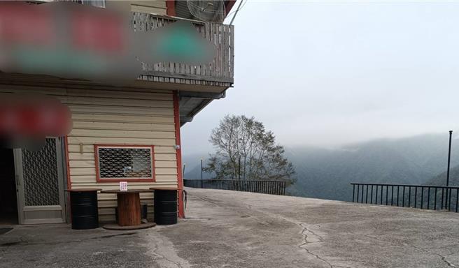 台北男不明原因衝撞台东利稻农场护栏连人带车坠落深坡死亡。（关山警分局提供／蔡旻妤台东传真）