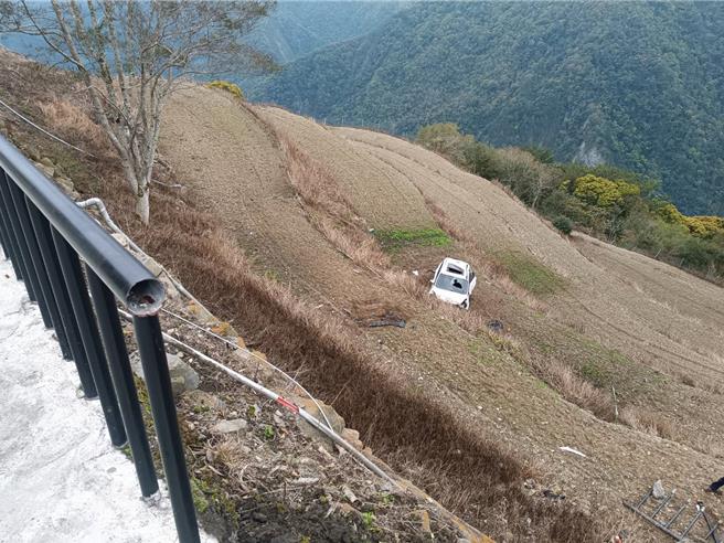 台北男不明原因衝撞台东利稻农场护栏连人带车坠落深坡死亡。（关山警分局提供／蔡旻妤台东传真）