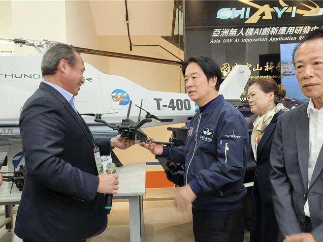 總統當選人賴清德副總統今天到嘉義縣參觀亞洲無人機AI創新應用研發中心。（廖素慧攝）