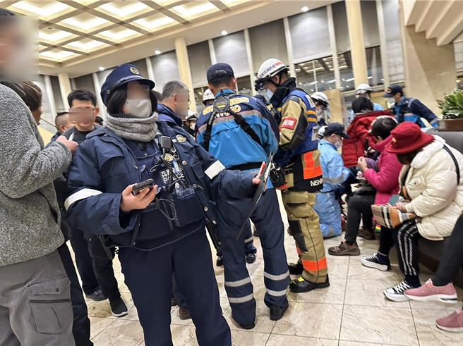彰化縣田尾鄉的觀光考察團疑因食物中毒，日本消防及警方趕抵飯店協助團員送醫。（團員提供／孫英哲彰化傳真）