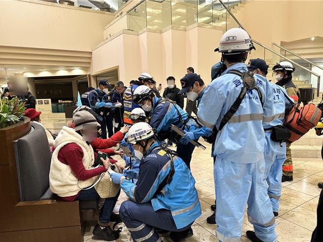 彰化縣田尾鄉的觀光考察團疑因食物中毒，日本消防及警方趕抵飯店協助團員送醫。（團員提供／孫英哲彰化傳真）
