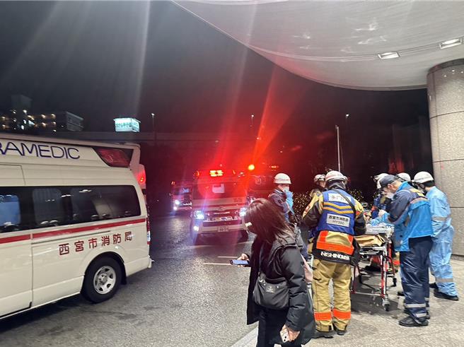 彰化縣田尾鄉的觀光考察團疑因食物中毒，日本消防及警方趕抵飯店協助團員送醫。（團員提供／孫英哲彰化傳真）