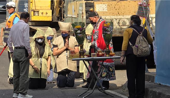 高雄市仁武区水管路20日晚间发生游览车意外，酿1死15伤，今早家属及好友台湾农民联盟理事长陈芊至到达涵洞「削头」现场举行招魂仪式，不过儿女轮流掷茭超过30次，都未掷到圣茭。（林雅惠摄）