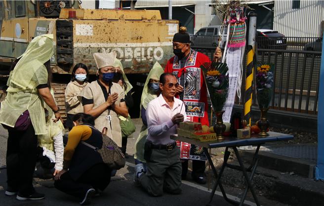 高雄市仁武区水管路20日晚间发生游览车意外，酿1死15伤，今早家属及好友台湾农民联盟理事长陈芊至到达涵洞「削头」现场举行招魂仪式，不过儿女轮流掷茭超过30次，都未掷到圣茭，直到好友喊话，强调已透过民代处理涵洞问题，陈述他是「正义之死」，请他安心离去，才顺利掷出圣筊，场面十分哀戚。（林雅惠摄）