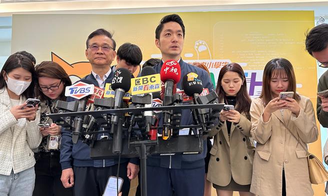 台北市長蔣萬安（圖）22日受訪時，被問及當初陳重文在替業者護航時，曾透過卡北市府預算的方式，讓身為府會聯絡人的副市長李四川不滿，不僅辭去府會聯絡人一職，更指揮政風處向檢方檢舉？蔣則嚴正駁斥「完全不可能」。（丁上程攝）