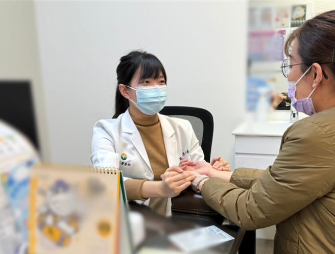 彰化馬光中醫診所中醫師林雨秦（左）指出， 起水泡的最重要成因是磨擦，預防起水泡，建議選擇合腳的及透氣性佳的寬鞋及襪子。（彰化馬光中醫診所提供／孫英哲彰化傳真）