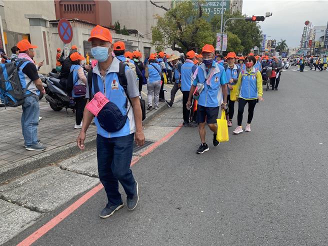 中醫師提醒，信眾長距離徒步進香一定要穿著透氣性佳的鞋襪，以保護足部。（孫英哲攝）