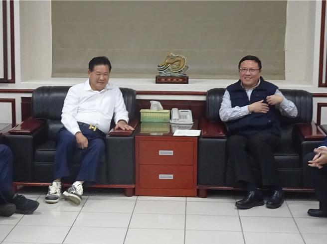 镇澜宫副董事长郑铭坤（左）到彰化县警局拜访局长陈明君（右），除感谢员警的辛劳，并讨论防范遶境时可能发生的各种状况。（彰化县警局提供／孙英哲彰化传真）