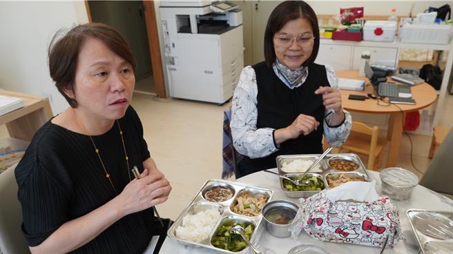 南科管理局副局长郑秀绒（左）与工商科科长吴淑顺（右）无预警访查幼儿园午餐菜色。（宝智华摄）