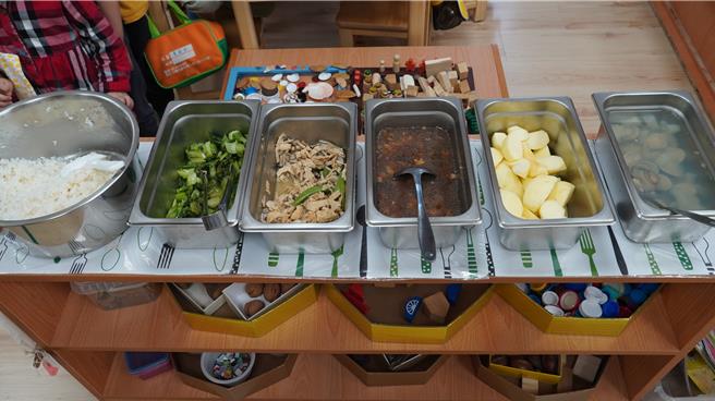 联苑幼儿园午餐三菜一汤加苹果。（宝智华摄）