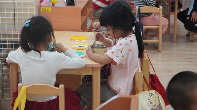 小朋友们每人一碗饭菜都能吃完，还有人主动要吃第二碗。（宝智华摄）