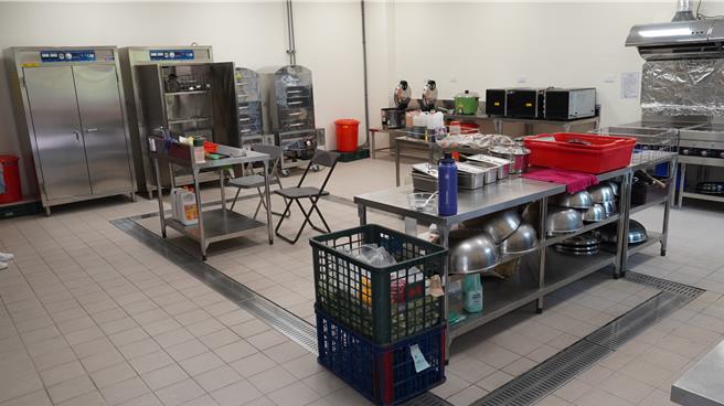 联苑幼儿园的厨房，地板无油无水，厨具相当洁净。（宝智华摄）