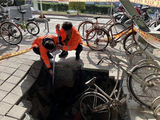 花莲瑞穗火车站后站停车场突然出现宽2公尺坑洞，深度约2.5公尺，台铁人员紧急在现场拉起封锁线。（民眾提供）