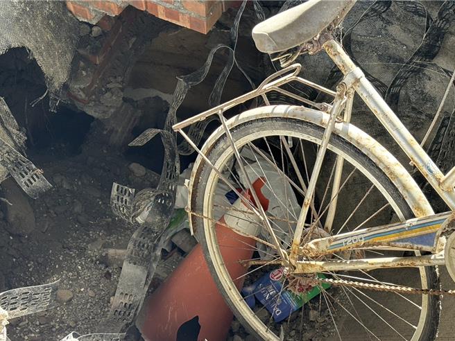 花莲瑞穗火车站后站停车场突然出现「天坑」，有单车掉落，卡在洞口。（民眾提供）