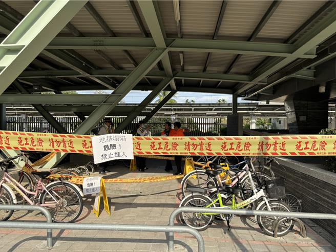 花莲瑞穗火车站后站停车场突然出现宽2公尺坑洞，深度约2.5公尺，台铁人员紧急在现场拉起封锁线。（民眾提供）