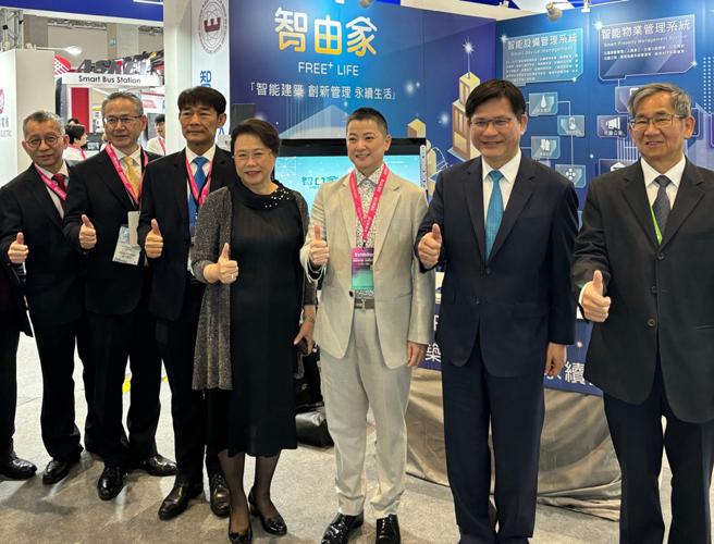 总统府秘书长林佳龙及主办单位长官于智由家展区留影。图/业者提供