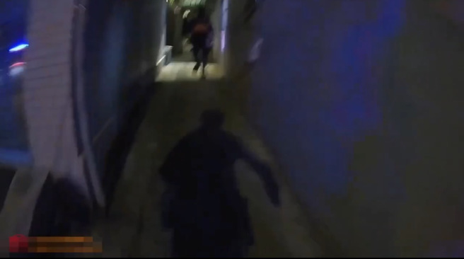 黃男棄車逃逸時卻跑進死巷，只好乖乖停下腳步接受員警盤查，全案依毒品罪嫌送辦。（新北市三峽警分局提供／劉瑋晴新北傳真）