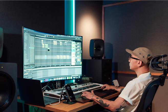 具俊曄打造百萬錄音室，一待就是5至7個小時。（寬宏藝術提供）