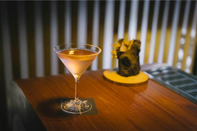 埕拾餐酒馆位于驳二周边，美式乡村质感怀旧酒吧，调酒都是客制化特调，餐点种类丰富，尤其阿玉妈妈肉燥饭套餐等都是老饕最爱。此外，Bar粋iki推出〈樱花马丁尼〉特调，响应多组日韩大咖的高雄樱花祭。高市府特别呼吁，未满18岁民眾禁止喝酒，酒后不开车并鼓励歌迷搭乘大眾运输、计程车或找代驾。（高市经发局提供）