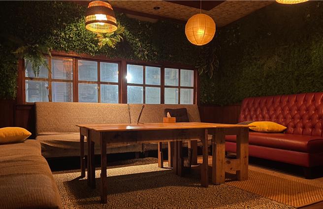 埕拾餐酒馆位于驳二周边，美式乡村质感怀旧酒吧，调酒都是客制化特调，餐点种类丰富，尤其阿玉妈妈肉燥饭套餐等都是老饕最爱。此外，Bar粋iki推出〈樱花马丁尼〉特调，响应多组日韩大咖的高雄樱花祭。高市府特别呼吁，未满18岁民眾禁止喝酒，酒后不开车并鼓励歌迷搭乘大眾运输、计程车或找代驾。（高市经发局提供）