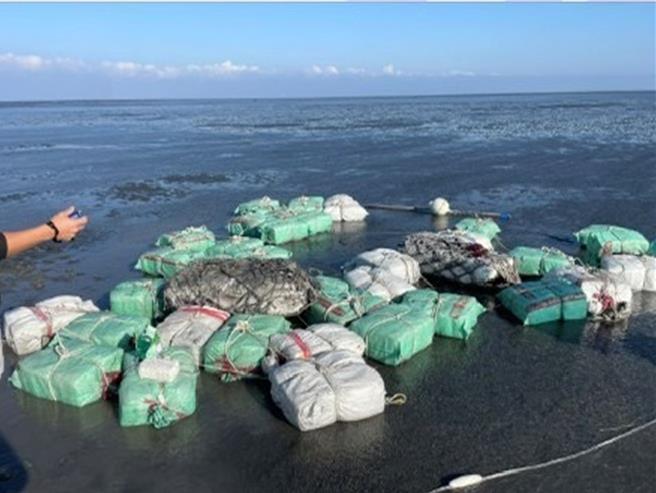 近噸K毒總統大選日海上丟包運毒擱淺彰化縣大城鄉海灘露餡，澎檢22日偵結起訴3嫌。（澎湖地檢署提供／許逸民澎湖傳真）