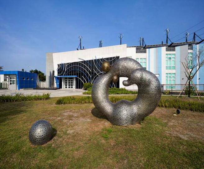 臨海水資源中心為國內首座將污水處理廠及再生水廠一併設計興建之水資源中心（圖片來源：高雄市水利局提供）
