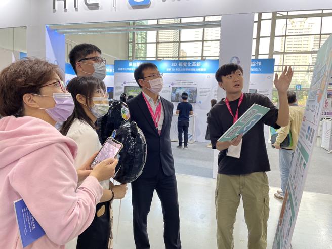 運發局局長侯尊堯（右2）聽取「Go !走跑高雄」活動解說，期許市民朋友善用市府智慧科技資源，實現健康動態生活。（圖片來源：高雄市運動發展局提供）